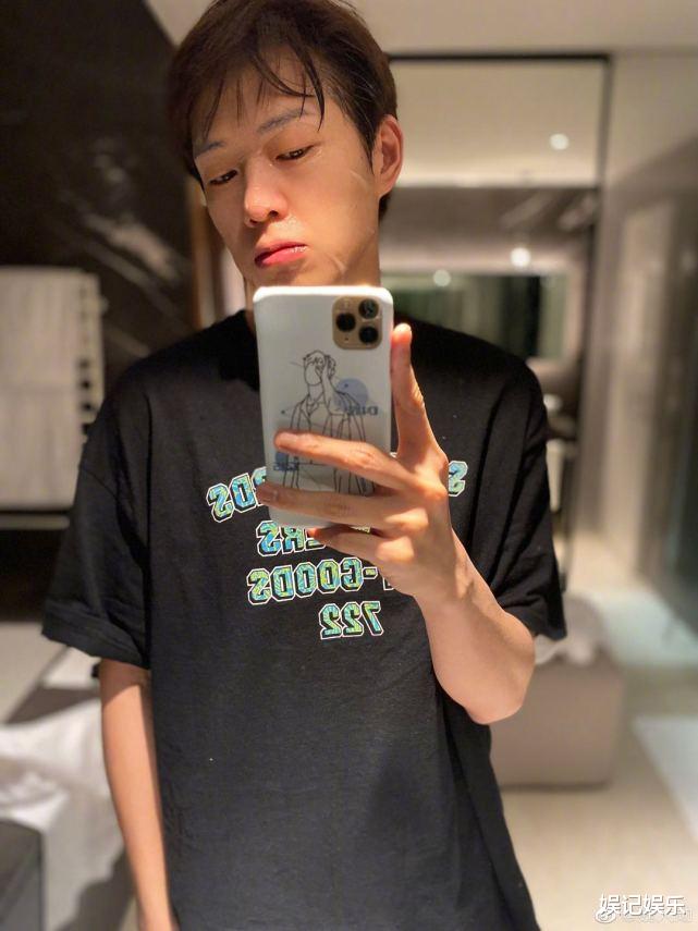 杨幂|杨幂魏大勋横店过七夕，刘恺威背双肩包现身，形单影只显落寞