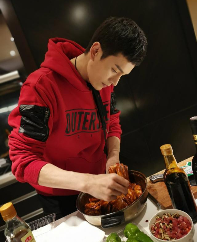 李琳|“软饭男”娶知名女星，卖老婆名牌包为生，直言：花她钱吃饭都香