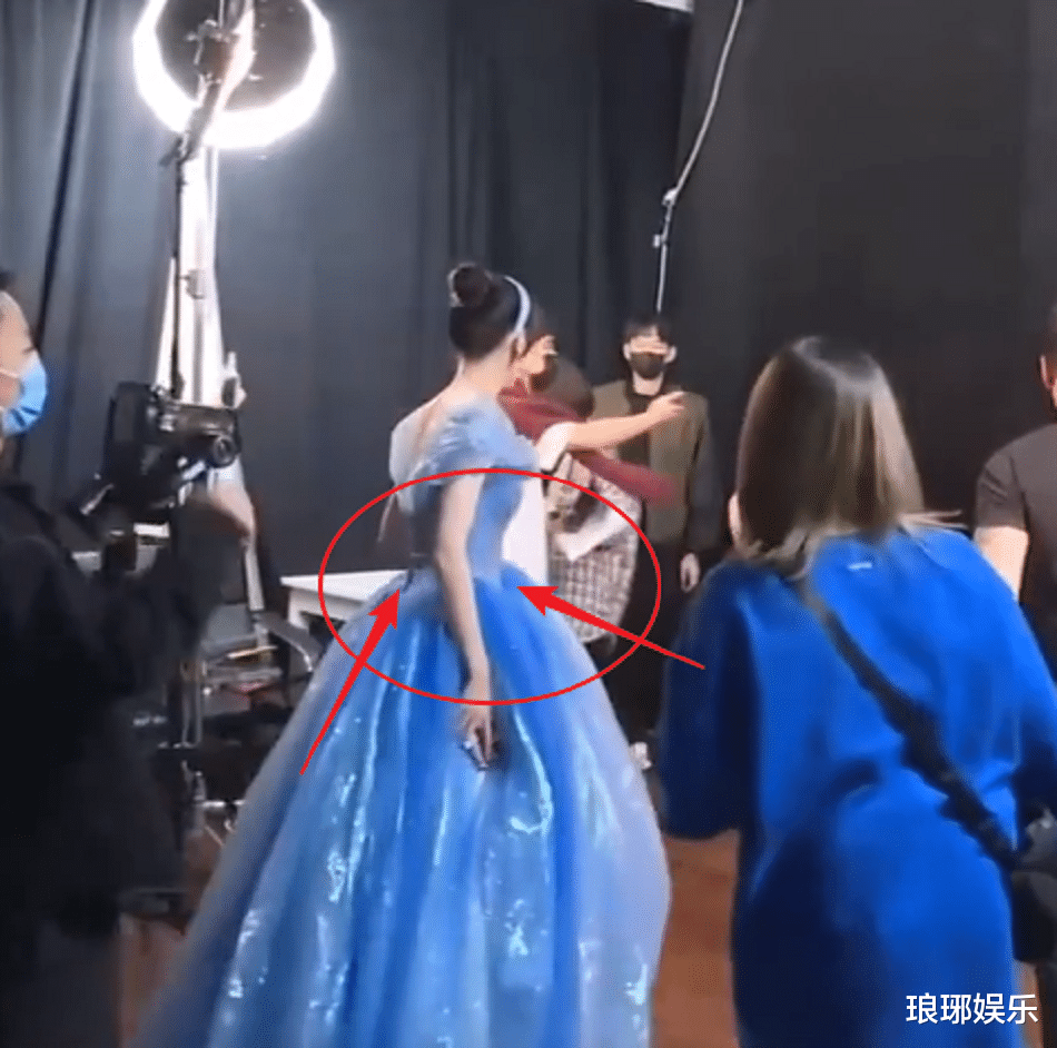 唐嫣藍色公主裙亮相快本直播，生圖的腰成為焦點，產後狀態很顯然-圖10