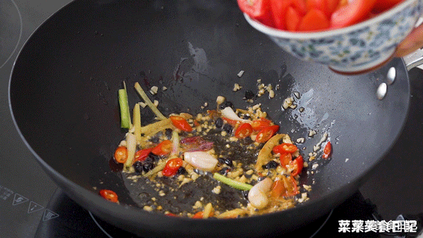 [摆摊]一年卖出70亿！摆摊有它必火，香到城管都要来一碗！