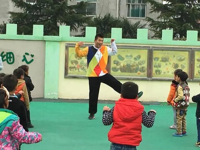 幼师|幼儿园肌肉猛男教师爆红！原本想做健身教练，现在更喜欢小朋友