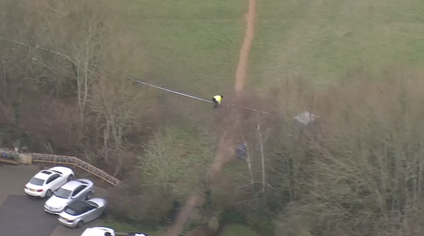 新三闻 英国13岁男孩被刺死，凶手竟是5名同龄青少年