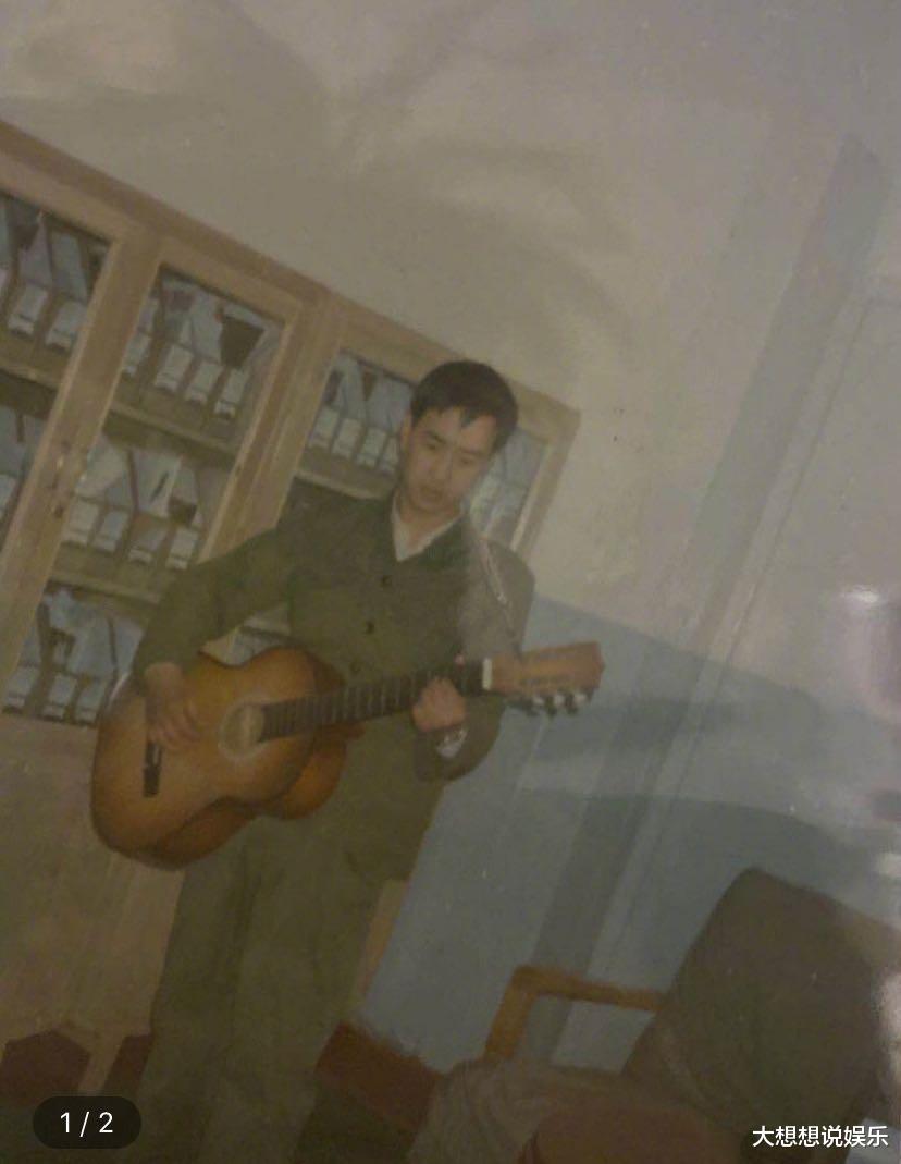 王一博|王一博首次晒爸爸照片，颜值成最大亮点，网友怒赞：一个模子刻出来的