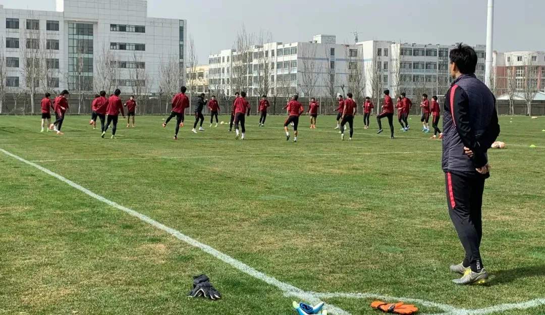 中国足球：那个中国足球最有血性的男人又一次倒在了命运面前，别了，江湖！