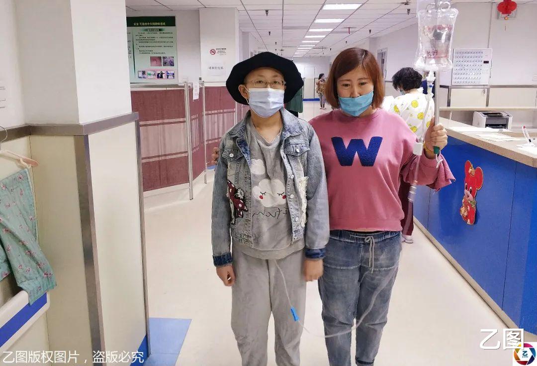 「哈尔滨」女孩要去医院化疗,临行前要和姥姥道别:我怕下次见不到姥姥了