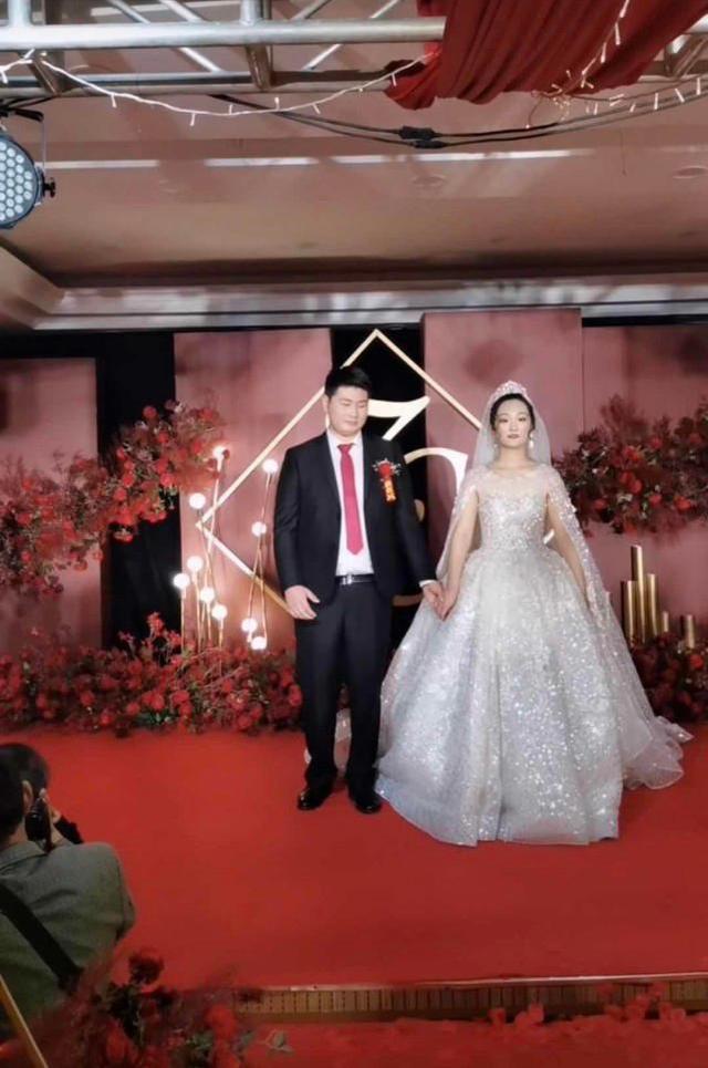 李晟|朱之文儿子结婚，婚礼现场满满的商业气息，合影时岳父一脸不满意