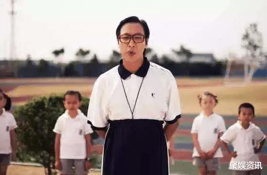 [周星驰]周星驰眼光真毒，那个电车上的“斯文败类”，才是真正的大神！