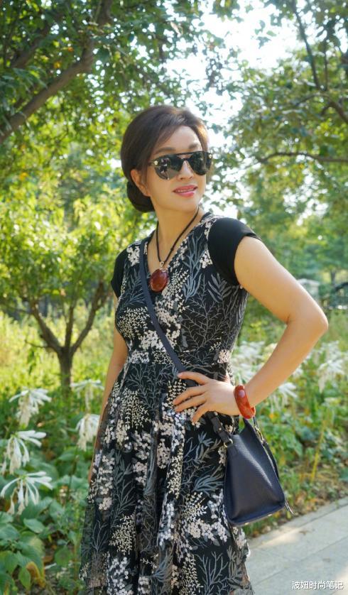 【刘晓庆】刘晓庆终于服老了,穿“大妈裙”赘肉真明显,看身材确实像50后