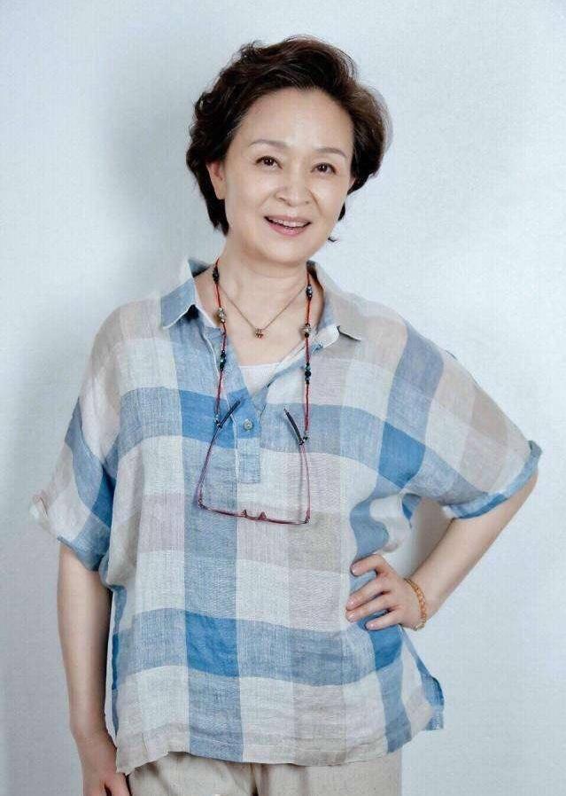 发型|62岁刘莉莉老得不做作,衬衫配丝巾慈祥温和,短发微卷气质优雅