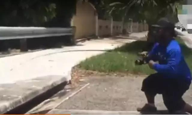 【】男子奇葩钓鱼地点惹人嘲笑，接下来的结果，所有人都不淡定啦