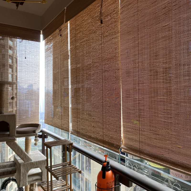 「」小区物业不准封阳台，挂一个简易遮阳板，买到这种户型只能凑合