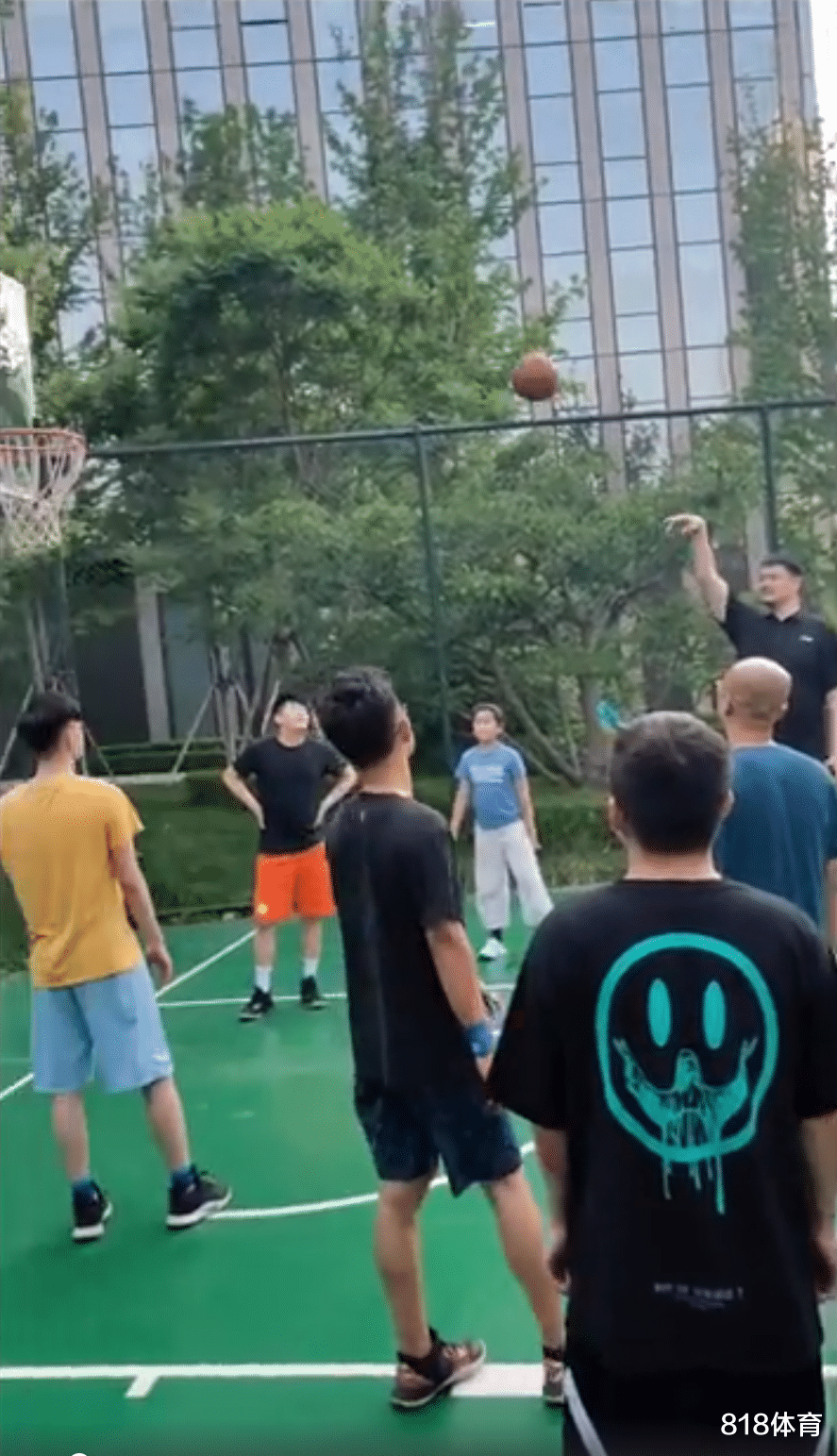 姚明：姚明野球场教女儿单手投篮! 青年起哄: 姚哥扣一个, 姚主席微笑命中3分