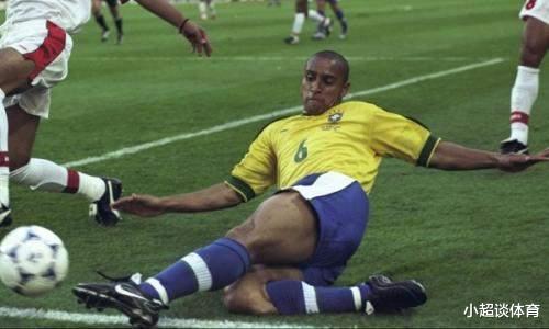 卡洛斯|都是公认的顶级后卫球员 马尔蒂尼跟卡洛斯到底谁更强呢？