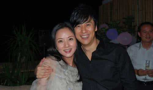 解晓东|52岁解晓东近照，隐瞒了24年的才女老婆，原来是我们熟悉的她