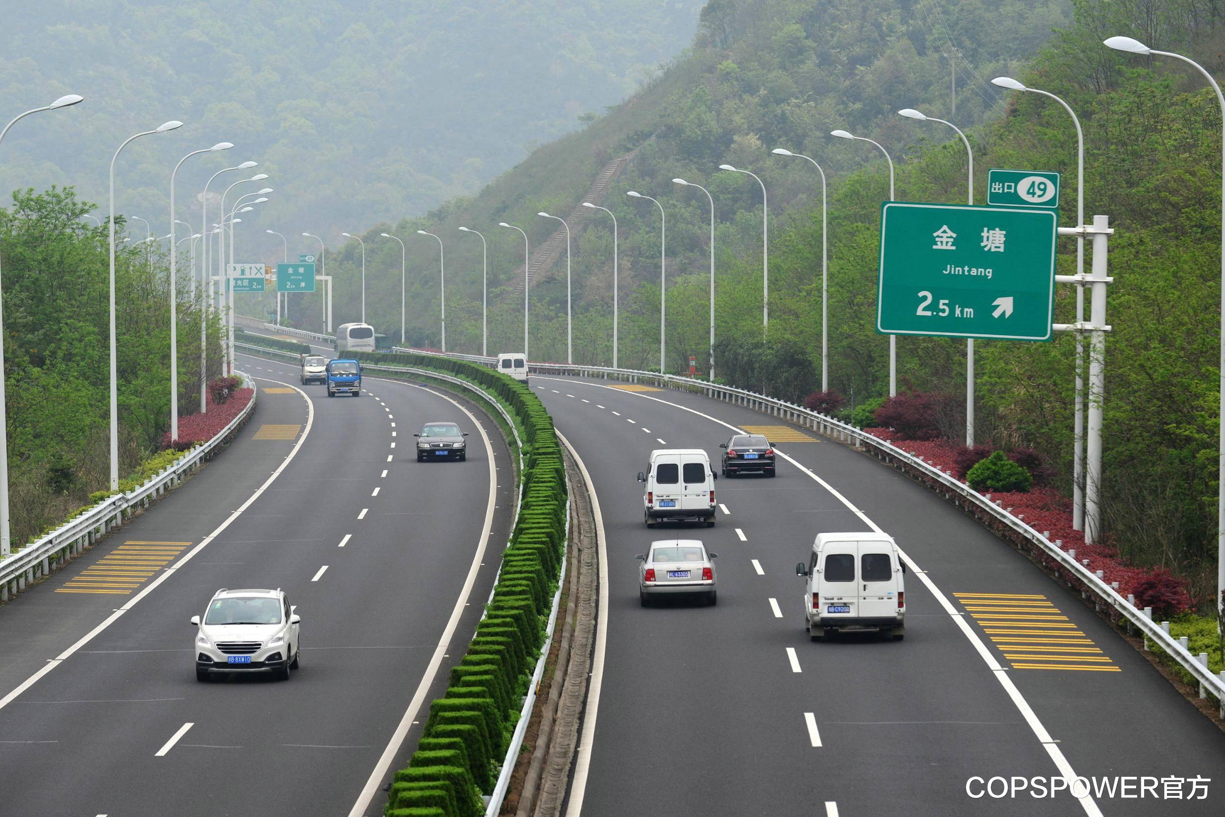 『比亚迪』开高速时，前车急刹是该躲还是跟着急刹？交警：再说一次，记住了