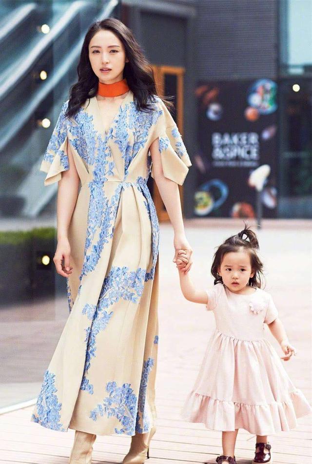 『董璇』高云翔都回来了，女儿小酒窝“翻脸”不认爸！抱着董璇大腿不撒手