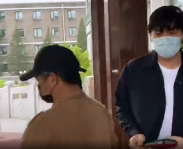 [张若昀]张若昀得女后发红包却遭拍摄记者直接曝出红包金额，网友：蛮大方了