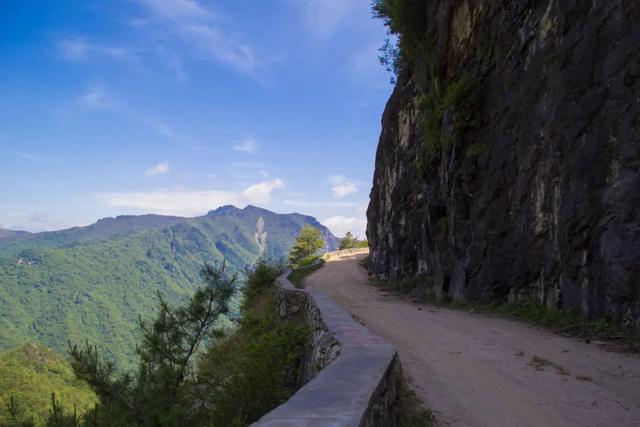 「秦岭」寻访秦岭光头山：又险又好看！自驾不让上？爬也要爬上去打一次卡