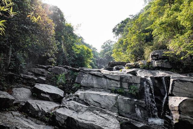 新娘潭|我国最奇特的瀑布,下雨就出现\新娘\,游客却络绎不绝!