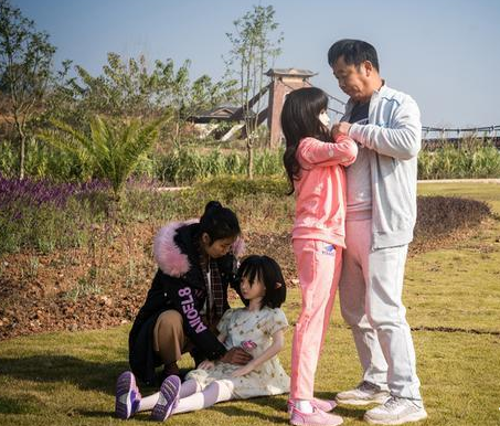 大叔把仿真娃娃当女儿,花10万买衣服宠着,这是父爱还是变态?