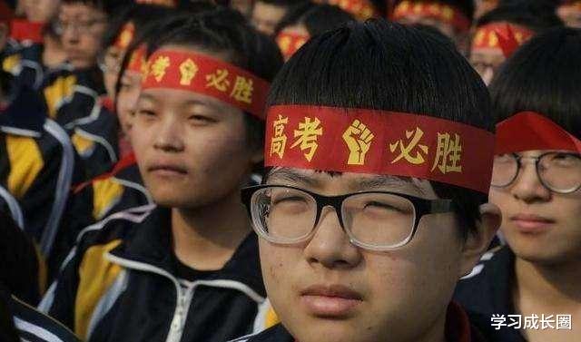 【高考】对比明显的2位高考红人,1位因狂妄被称“小丑”1位孝心感动世人