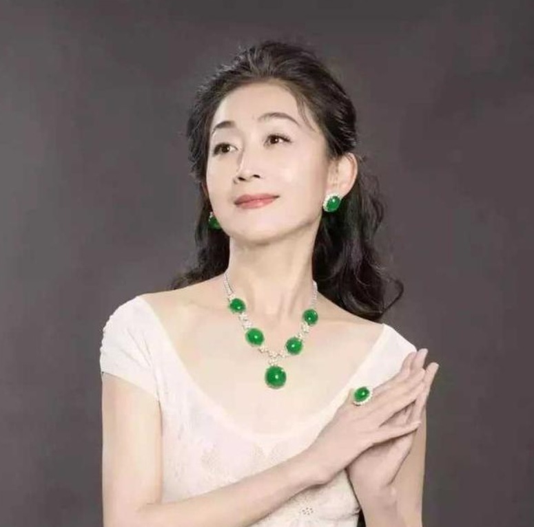 翡翠|她是一代影后，风华绝代却至今未嫁，与3亿翡翠相伴一生