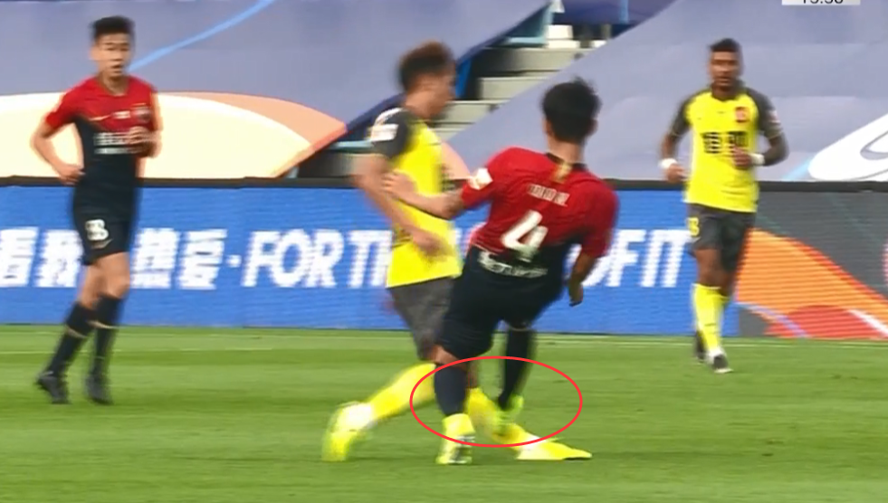 广州恒大|坏消息！恒大后腰或因伤缺席3周，赛中被踩踏小腿，裁判没吹犯规