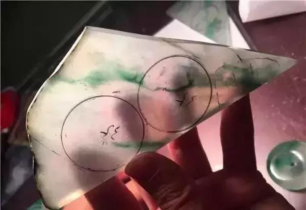 [飘花翡翠]高冰飘花翡翠被大叔“大胆”全做了平安扣，围观者偷笑奇蠢如猪，