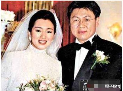 [张艺谋]1993年，巩俐去城隍庙算了一卦，回家后质问张艺谋，一句话让她痛哭