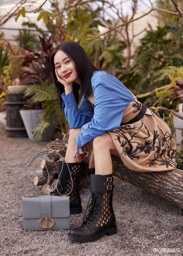 『王子文』王子文: 我又把剪新短发了，穿流苏裙入夏，这鞋子好看吗？