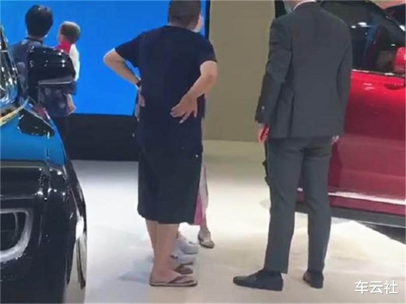 「劳斯莱斯库里南」中年大叔看上一辆劳斯莱斯库里南,看到他脚上的鞋,销售赶紧赔笑脸!