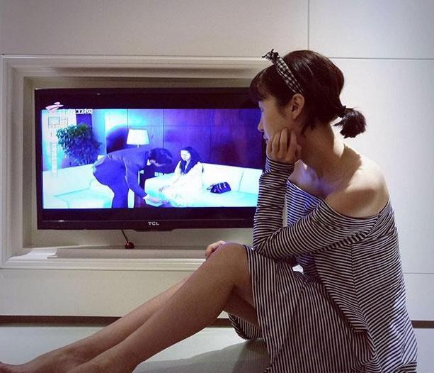 []走进李菲儿生活中的家，家里连饮水机都没买，桶装水直接放在地上