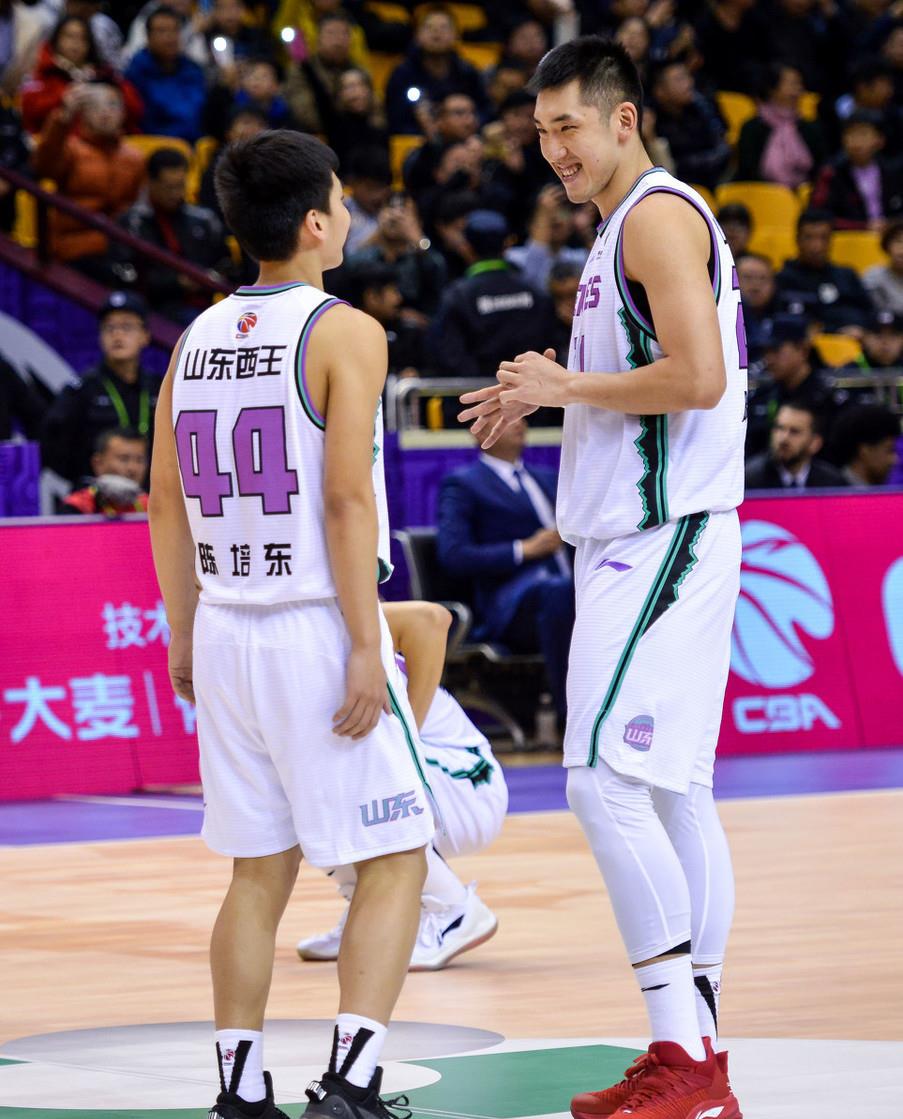 「杜锋」杜锋新一期国家队，240斤中锋+21岁碾压郭艾伦、赵睿之人或扮奇兵