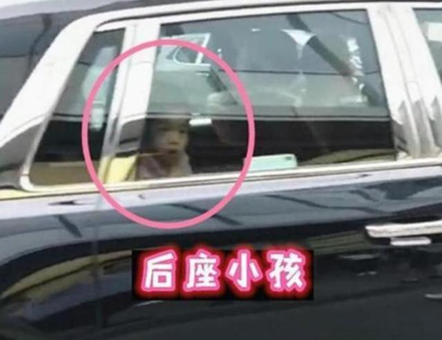 劳斯莱斯|6岁小男孩坐900万劳斯莱斯出行，司机佩戴白手套，网友：等你18年