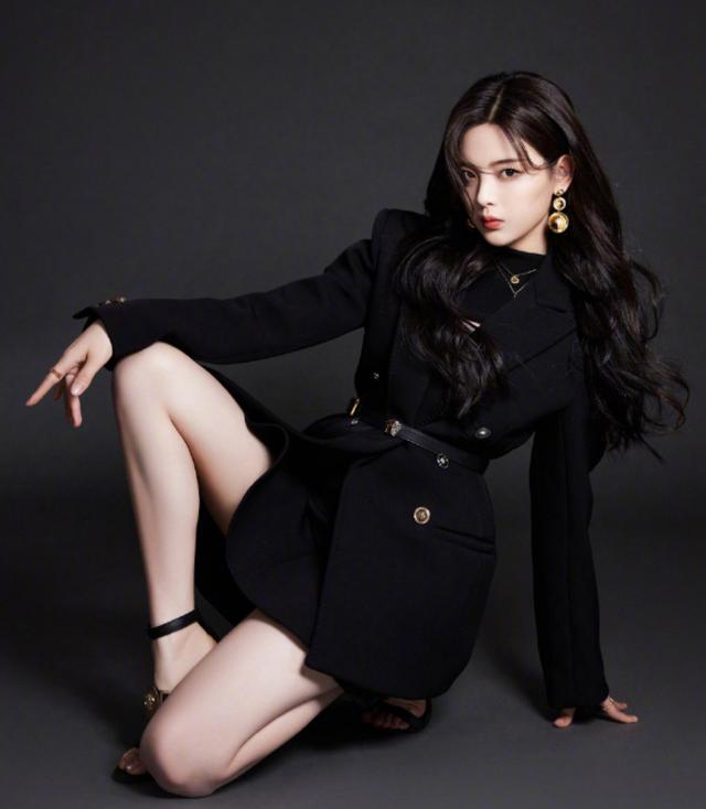 迪丽热巴|热巴扶穿高跟鞋的杨超越下台阶，细心照顾妹妹气氛融洽被赞体贴