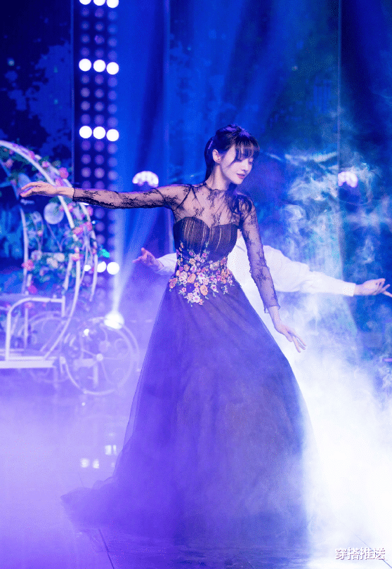 「郑爽」难怪郑爽一直不喜欢穿黑纱，当她跳舞抬手时，谁注意到了她的腋下