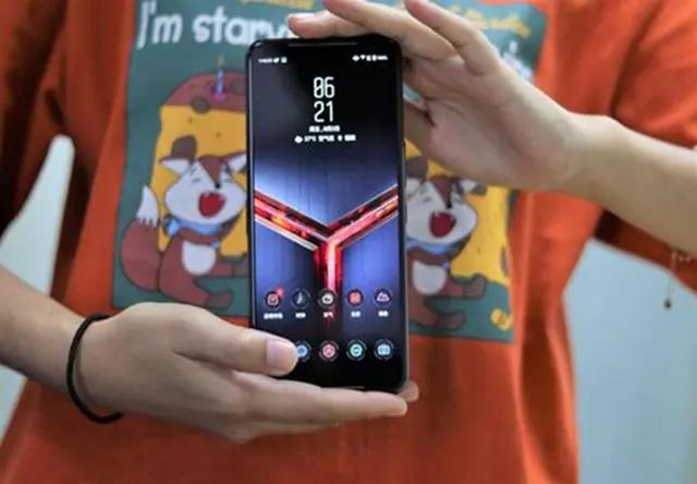 5G:“败家之眼”游戏手机,12G运存+1T储存,网友:能存不少片!