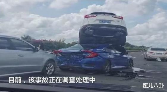|突发！海南11车连撞，1辆越野车被顶起，现场一片狼