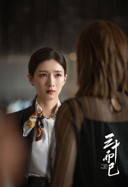 江疏影|33岁江疏影终于惊艳！穿一袭红色连衣裙精致优雅，大红唇魅力无穷