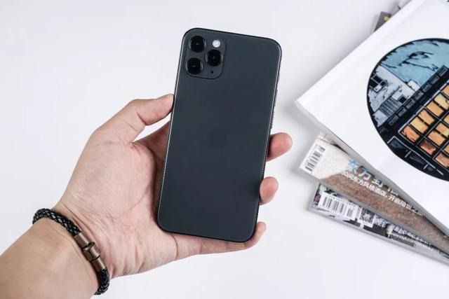 iphone12：iPhone 12上手！小屏版手感极佳，乔布斯时代最经典的设计回归