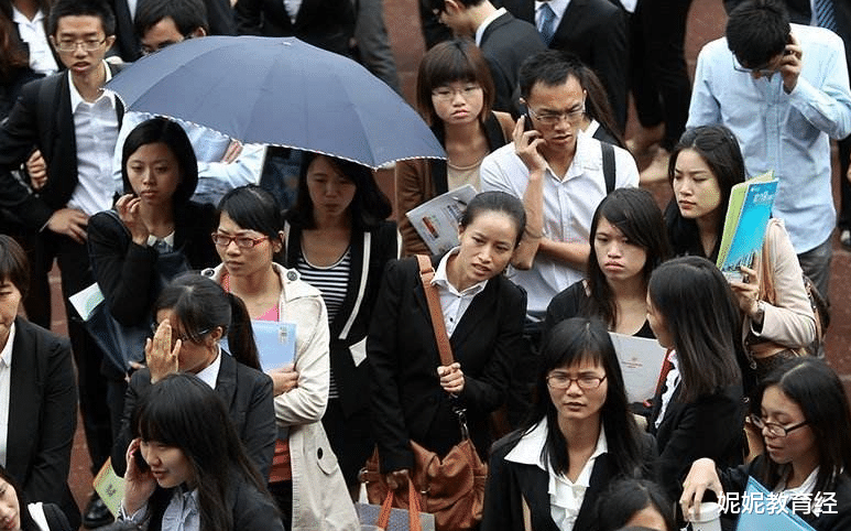 大学|市场已经“饱和”的3大专业，就业率低发展前景差，不建议报考