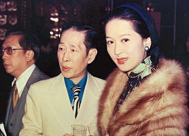 邓兆尊|53岁港星邓兆尊新欢身材火爆，家里已有2女友，自曝不结婚不生子