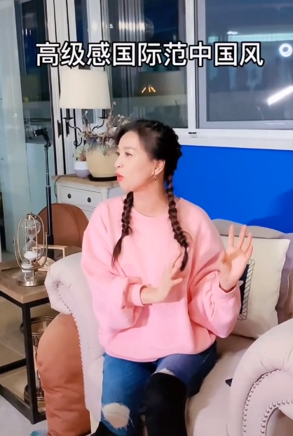 张庭|张庭女儿首为大牌走秀遇冷？观众直接无视她，网友：有钱就好看