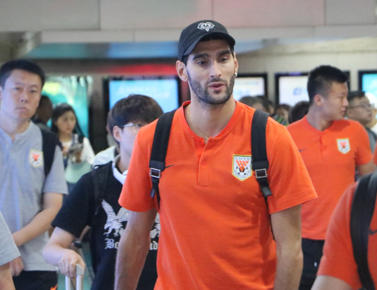 山东鲁能|鲁能新援终于露面，和队友实心球训练，李霄鹏重点磨合3外援