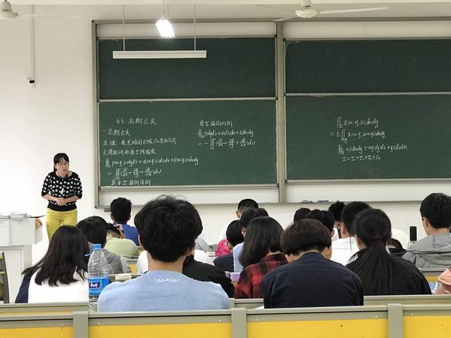 大学|这4个大学专业,比高三还苦还累,考生和家长要谨慎报考