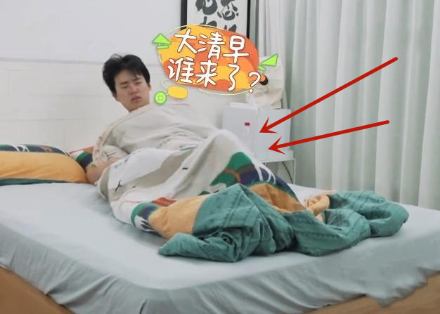 郭麒麟|郭麒麟刚起床就被镜头冒犯，有谁注意床头物品？还是郭德纲教的好