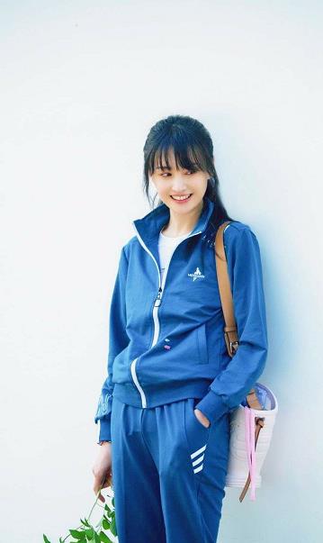 [李栋旭]郑爽扎学生高马尾，搭配蓝色复古运动服，浓浓校园气息