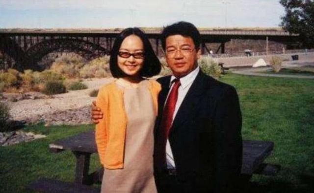 「鲁豫」1999年，鲁豫挺着大肚，接洋丈夫电话：我遇到初恋了，咱们离婚吧