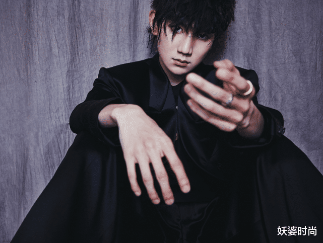 [王源]19岁的王源终于长开了！当他放下刘海后，颜值逆袭不输易烊千玺