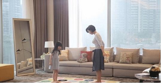 |朱茵晒出在香港的豪宅：整个卧室都用枫叶装饰，黄贯中太懂浪漫了